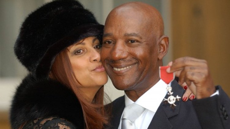 Браун с ордена, връчен му от кралица Елизабет Втора. Снимка: Reuters, архив