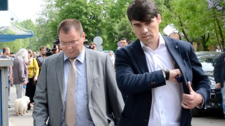 Частният съдебен изпълнител Неделчо Митев (вляво) и директорът на ТВ7 Кирил Благоев. Снимка: Булфото
