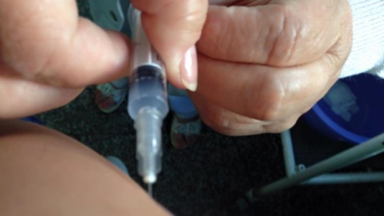 Венета пусна в мрежата кадър от момента, в който й бият инжекция против тетанус. Снимка: Facebook