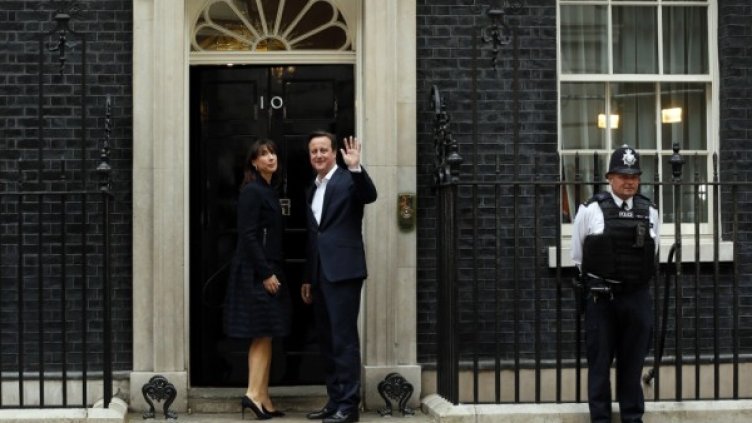 Дейвид Камерън със съпругата си на Даунинг стрийт 10. Снимка: Reuters