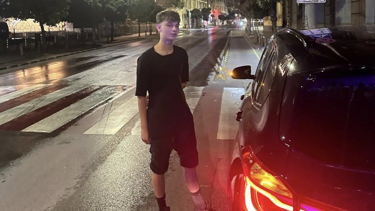 Нагъл млад шофьор с балон с райски газ, полицията безсилна СНИМКИ