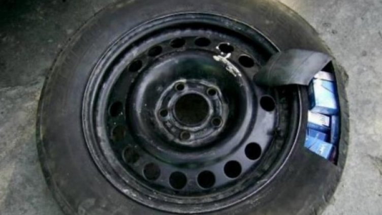 Скритите цигари в гумата. Снимка Агенция "Митници"