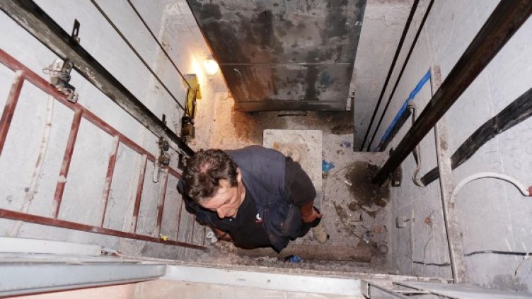 Проверка на асансьор във Варна. Снимка: Булфото, архив