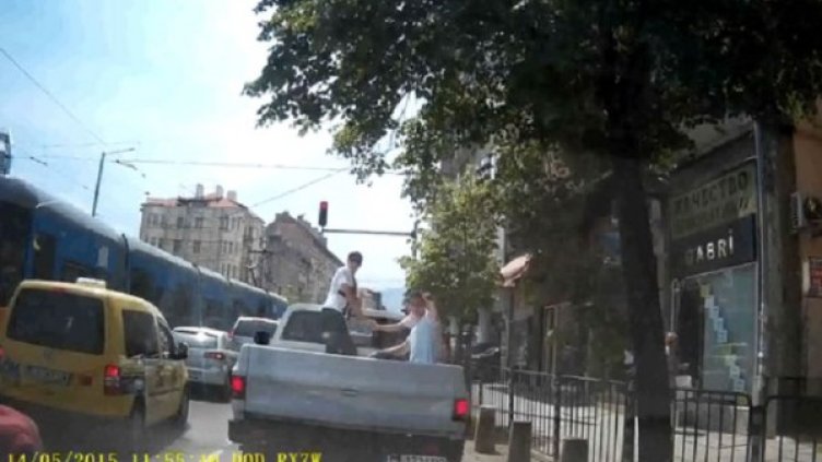 Зрелостници вият снаги в ремарке на пикап: 1, 2, 3, 4... 12