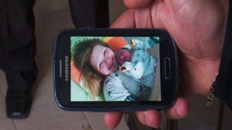 Починалата Преслава с новороденото си в ръце. Снимка: bTV