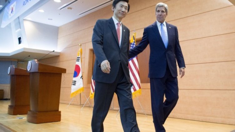 Юн Бьон Се и Джон Кери. Снимка: Reuters