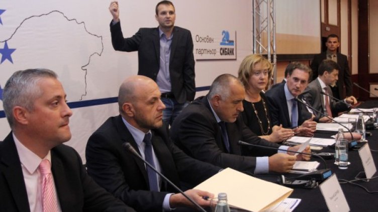 Неизвестен стигна до премиера Бойко Борисов. Снимка: в. "Сега"