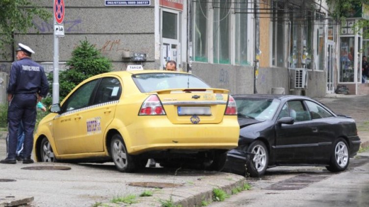 Такси и лек автомобил се удариха във Велико Търново