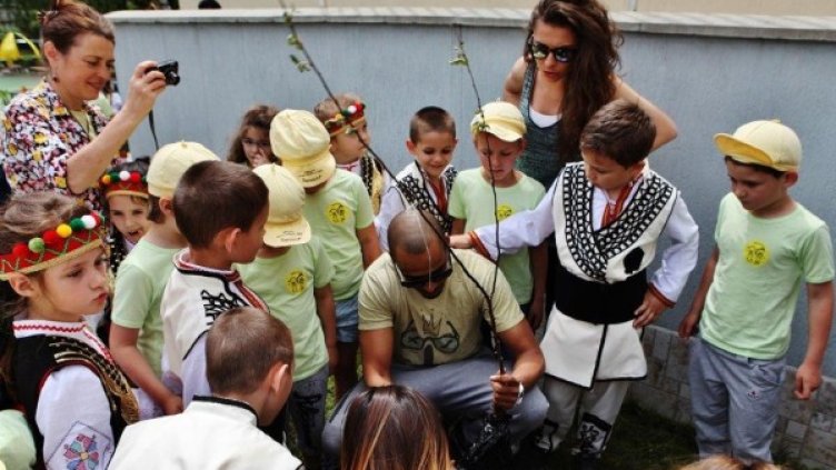 Бобо и Вяра Атова засаждат с малчуганите дръвче. Снимка: инж.Пламен Колев/Хайлайф