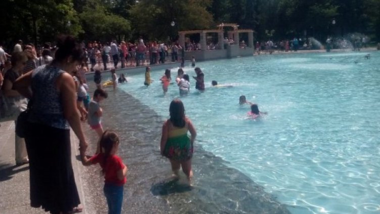 Пеещите фонтани в Пловдив бяха превърнати в плаж