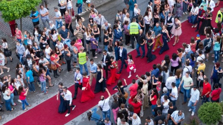 Млади, красиви, безгрижни. А след това накъде? Снимка: БТА