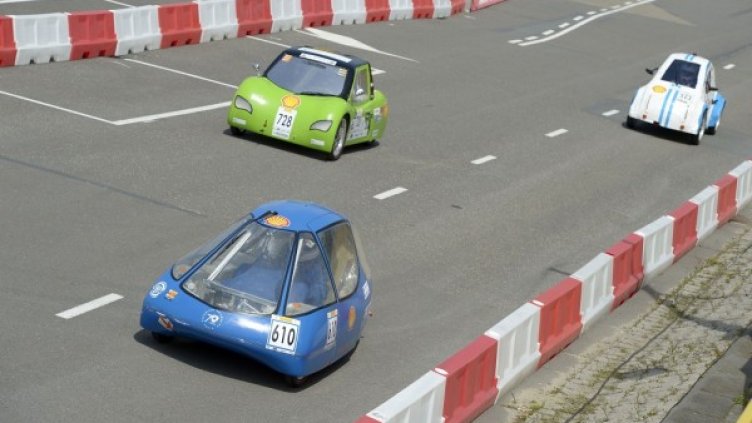 Прототипът с водородно задвижване на ТУ София (в син цвят). Снимка: Shell Eco-marathon