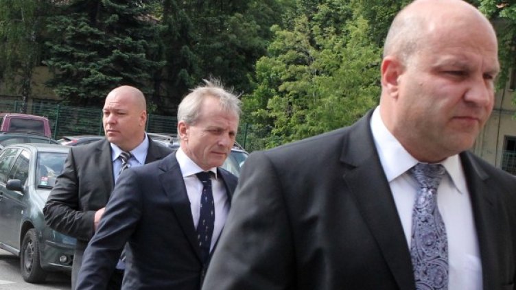 Гриша Ганчев и охраната му на влизане в съда. Снимка: БТА