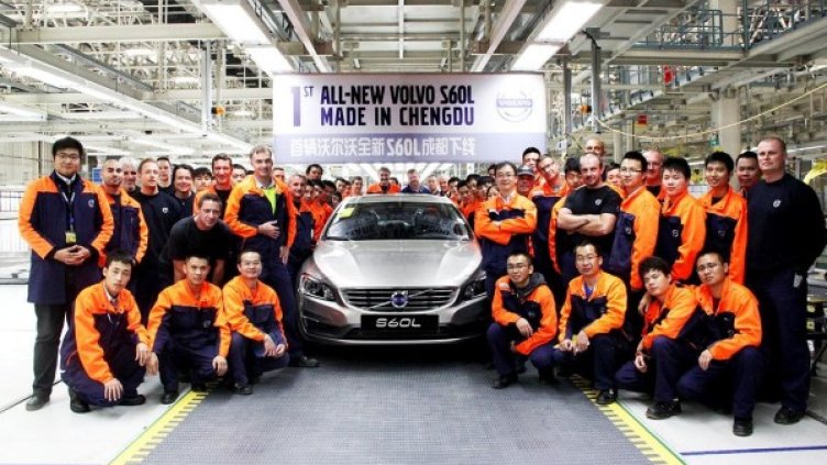 S60 L на поточната линия в завода в Ченгду. Снимка: Volvo Cars