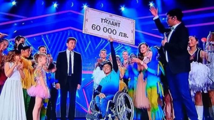 Пламен Любенов с голямата награда. Снимка: bTV