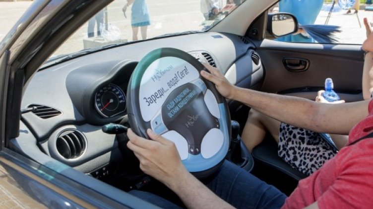 Експертите препоръчват да се приемат поне 1,5-2 литра течности на ден. И да се избягват прекалено горещи или студени напитки. Снимка: Н2Обичам