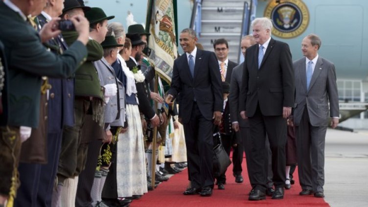 Барак Обама пристига за срещата в Елмау. Снимка: БТА
