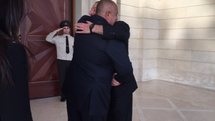 Топло посрещане. Снимка: Правителствена пресслужба