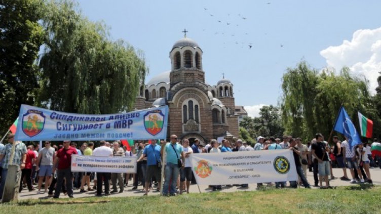 Протест под пагон: Не сме слуги на политиците!