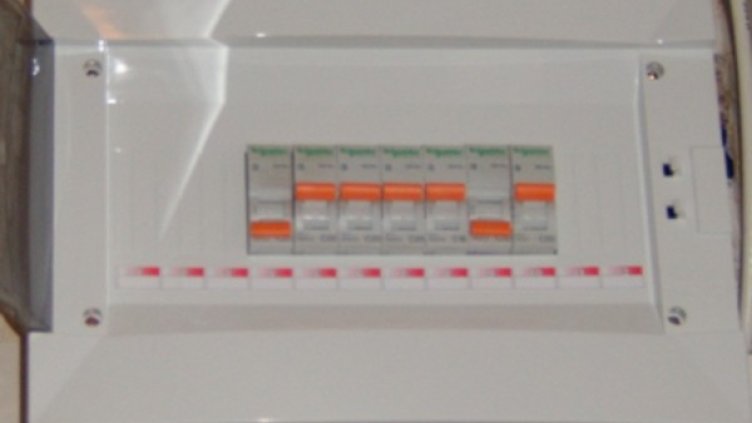 РАЗКЪРТИ и от ел. инсталацията започни