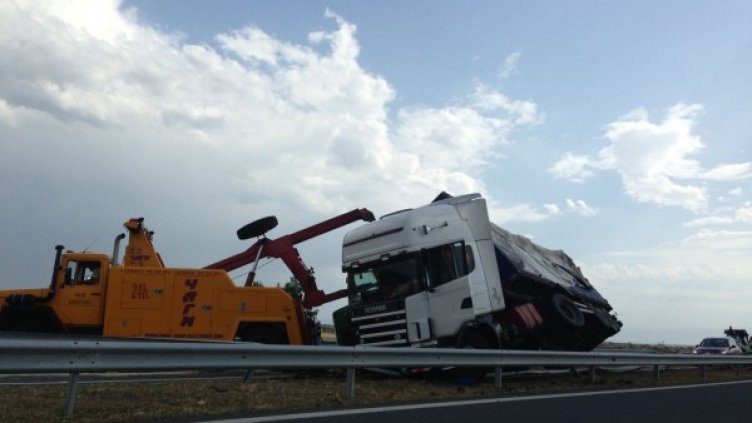 Тирът на магистрала "Тракия" Снимка: Dnes.bg