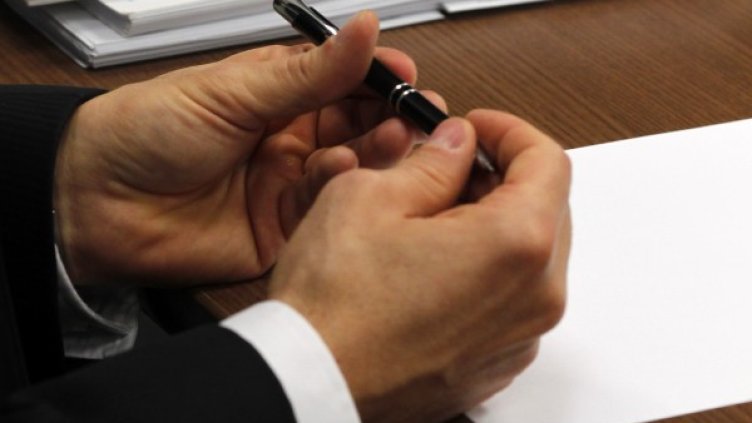 Столът на чиновник в пенсия празен 3 години?