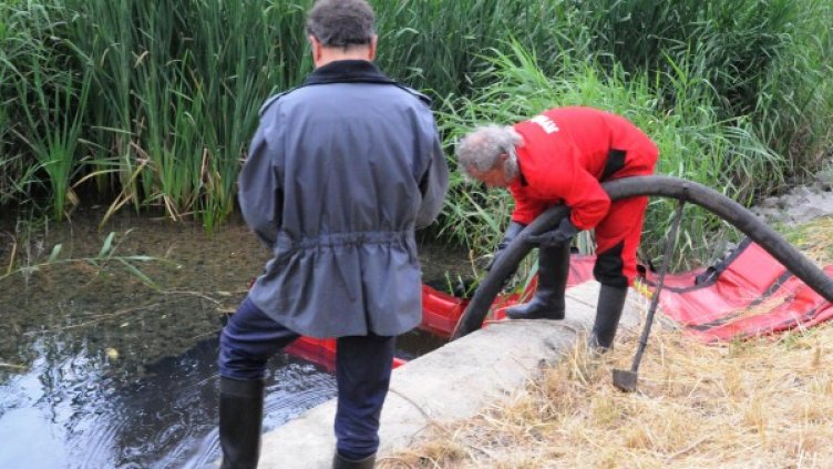 На мястото за справяне с инцидента е експертен екип на Регионалната инспекция по опазване на околната среда и водите - Бургас. Снимка: Булфото