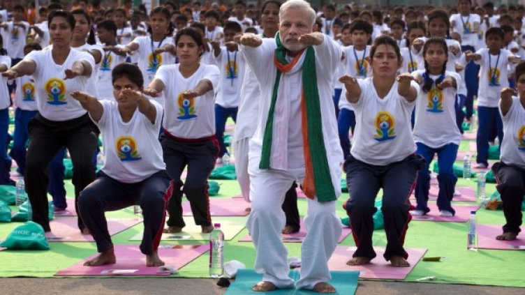 Индийският премиер Нарендра Моди показва йога упражнения. Снимка: БТА