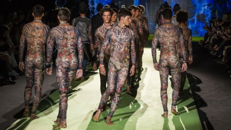 Цветя, панделки и огърлици – новата мода... при мъжете