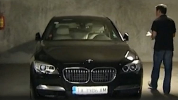 Кметът на Балчик Николай Ангелов се вози в лимузина за 150 000 лева. Снимка: Нова тв