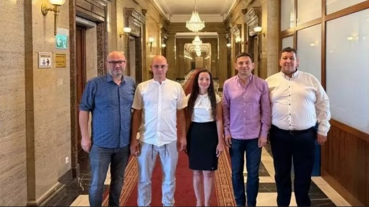 Риза Брахимбашев (вторият от ляво надясно) вече е част от ДПС-Ново начало FB/Дпс Ново Начало - Смолян