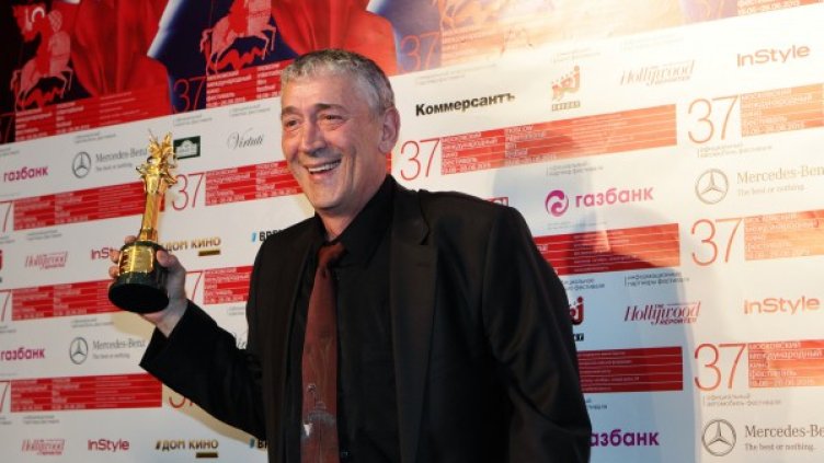 Ивайло Христов с наградата си в Москва. Снимка: БТА