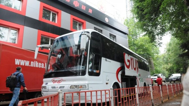 ЦСКА тръгна на лагера си с нает автобус. Снимка: Булфото