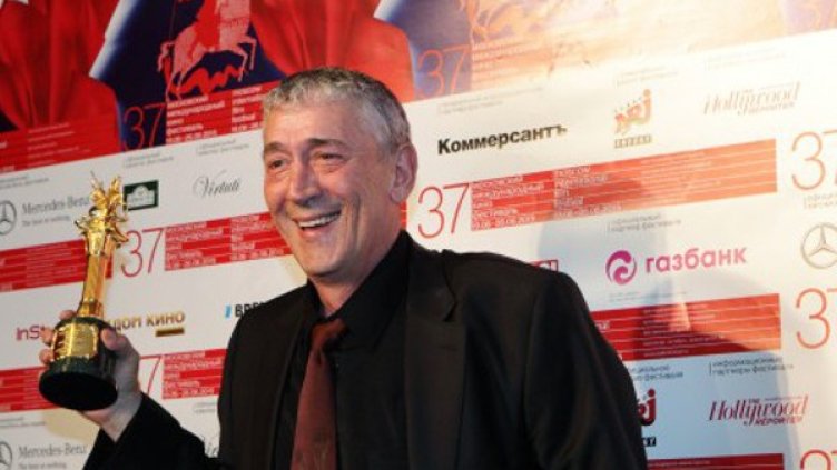 Ивайло Христов с наградата си в Москва. Снимка: БТА