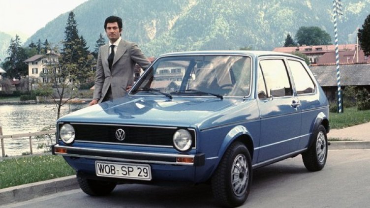 Джорджето Джуджаро позира с първото поколение Golf. Снимка: Italdesign