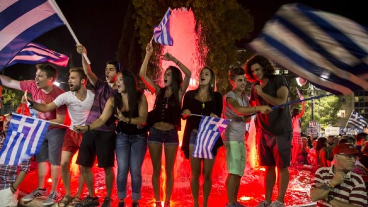 Поддръжниците на позицията "Не" празнуваха по улиците на Атина. Снимка: Reuters