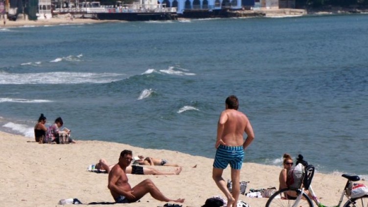 Прохлада се намира по плажовете Снимка: Булфото, архив