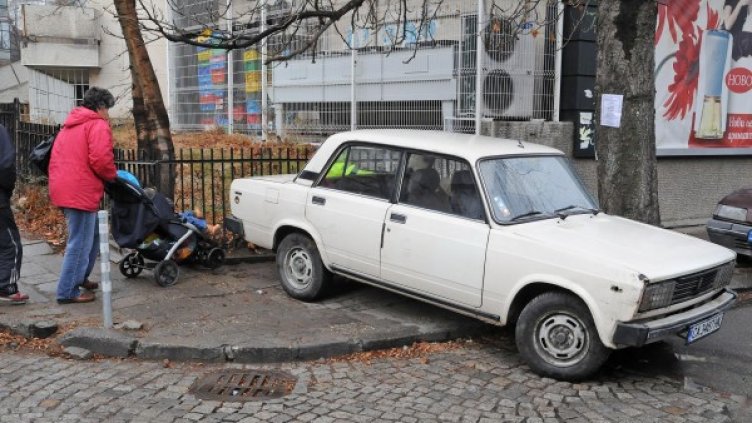 Освен с разбити плочки, павета и рампи, на родителите им се налага да се съобразяват и с безумно паркирани коли. Снимка: Булфото, архив