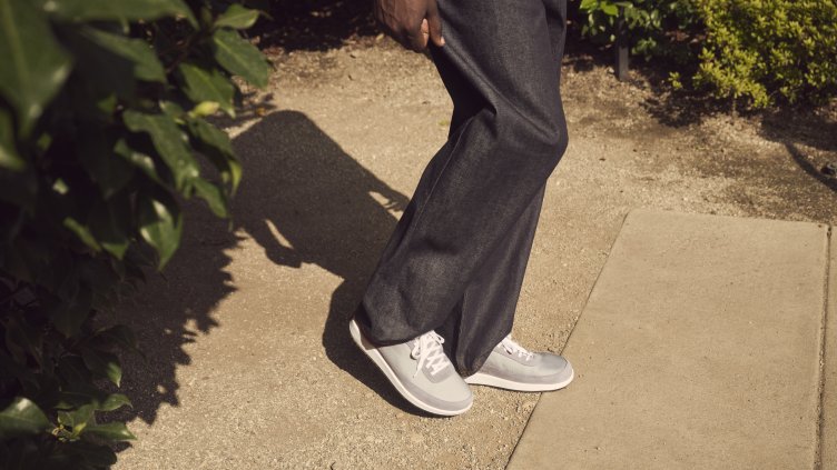 Маратонки, които да подхождат на тренчкота - как да съчетаете елегантното и спортното?