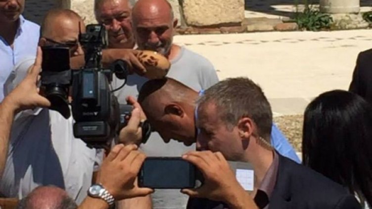 Божидар Димитров полива премиера с вода от Свещения кладенец. Снимка: Facebook