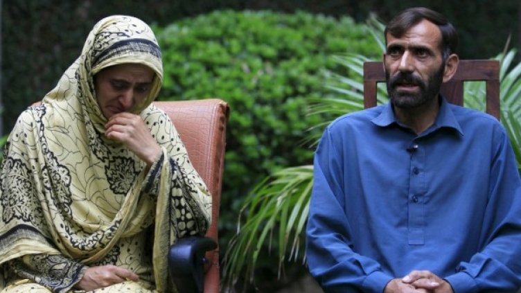 Сестрата и братът на обесения Шафкат Хусейн. Снимка: Reuters
