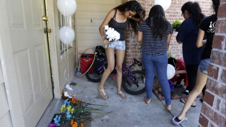 Цветя пред дома, в който са станали убийствата. Снимка: БТА