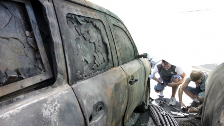 Една от изгорените в Донецк коли на ОССЕ Снимка:  Reuters, архив