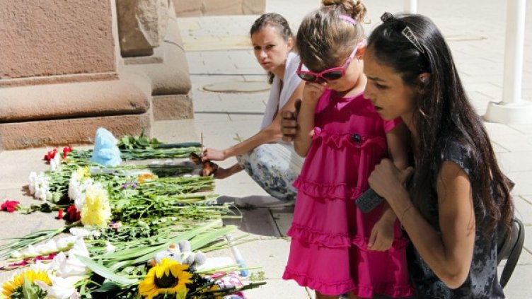 Стотици хора почетоха паметта на Филип, оставяйки цвета пред Президентстово. Снимка: архив, Булфото