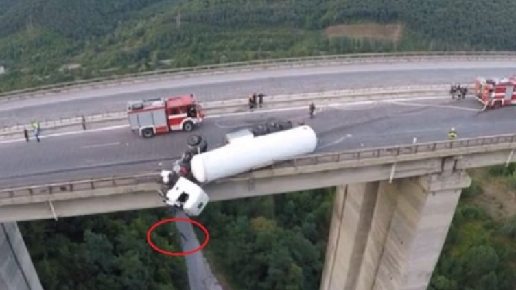 Ясно се вижда как шофьорът виси над пропастта само на предпазния си колан. Снимка: bTV