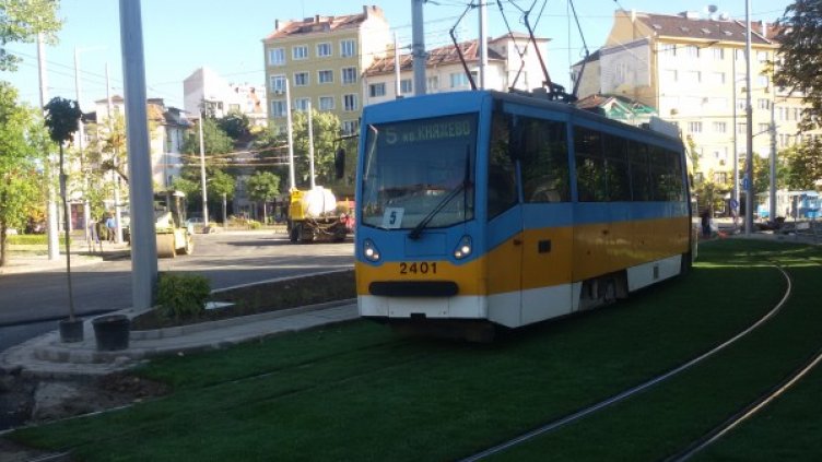 Трамвай №5 "гази" росна, тучна тревица