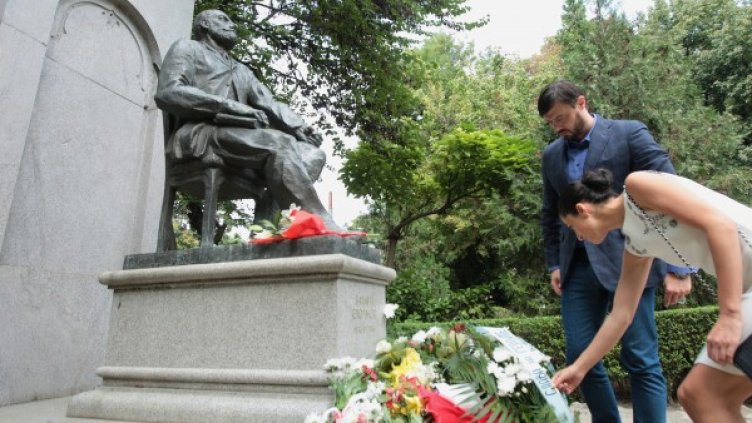 Поднасяне на венец пред паметника на Захари Стоянов в Дондуковата градина. Снимка: ББЦ