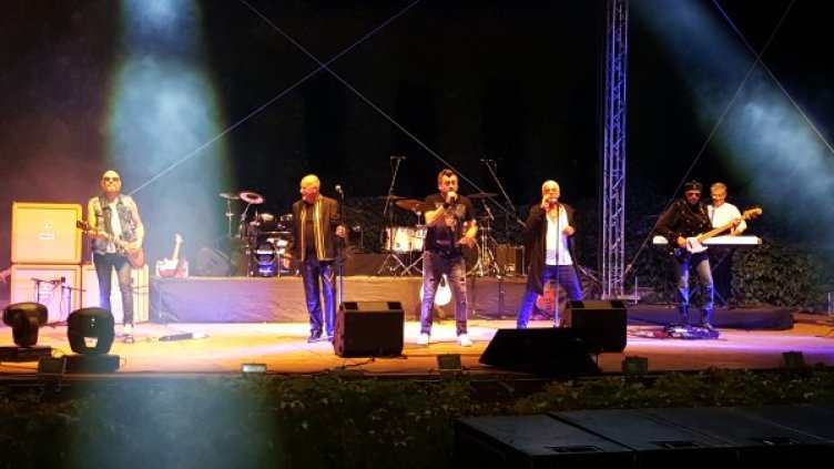 Легендите "взривиха" Бургас и Варна