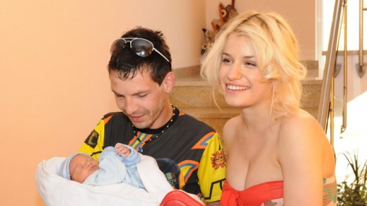 Снимка: Двойката Яна и Ивайло на изписването на малкия Емил, Булфото, ахрив