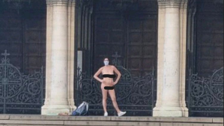 Еротика под златните кубета: Жена позира гола пред "Александър Невски"